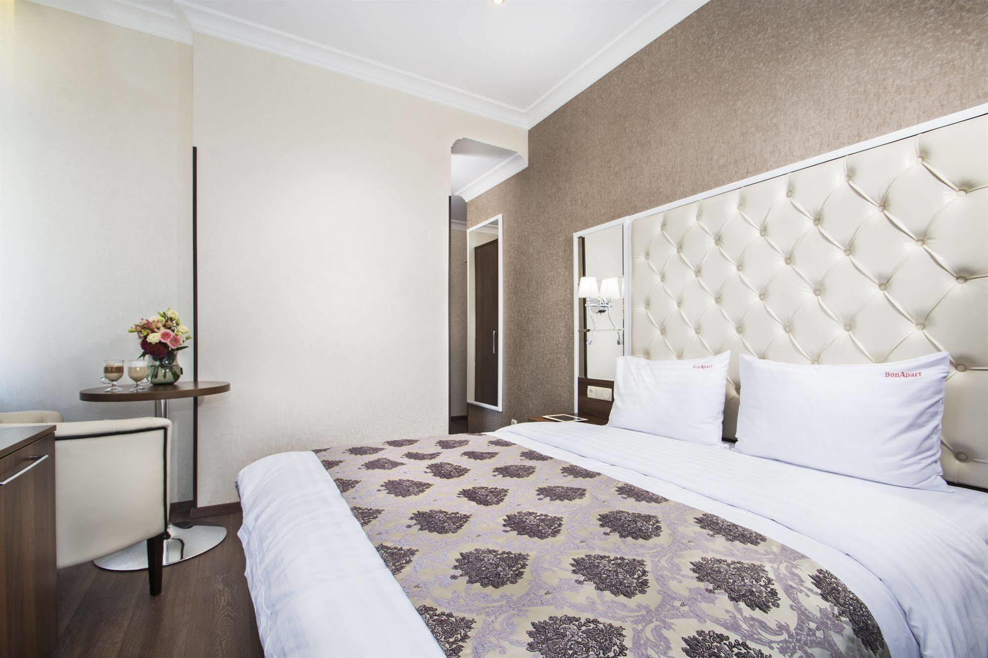 Bonapart Hotel By Uhm Kyiv Exterior photo