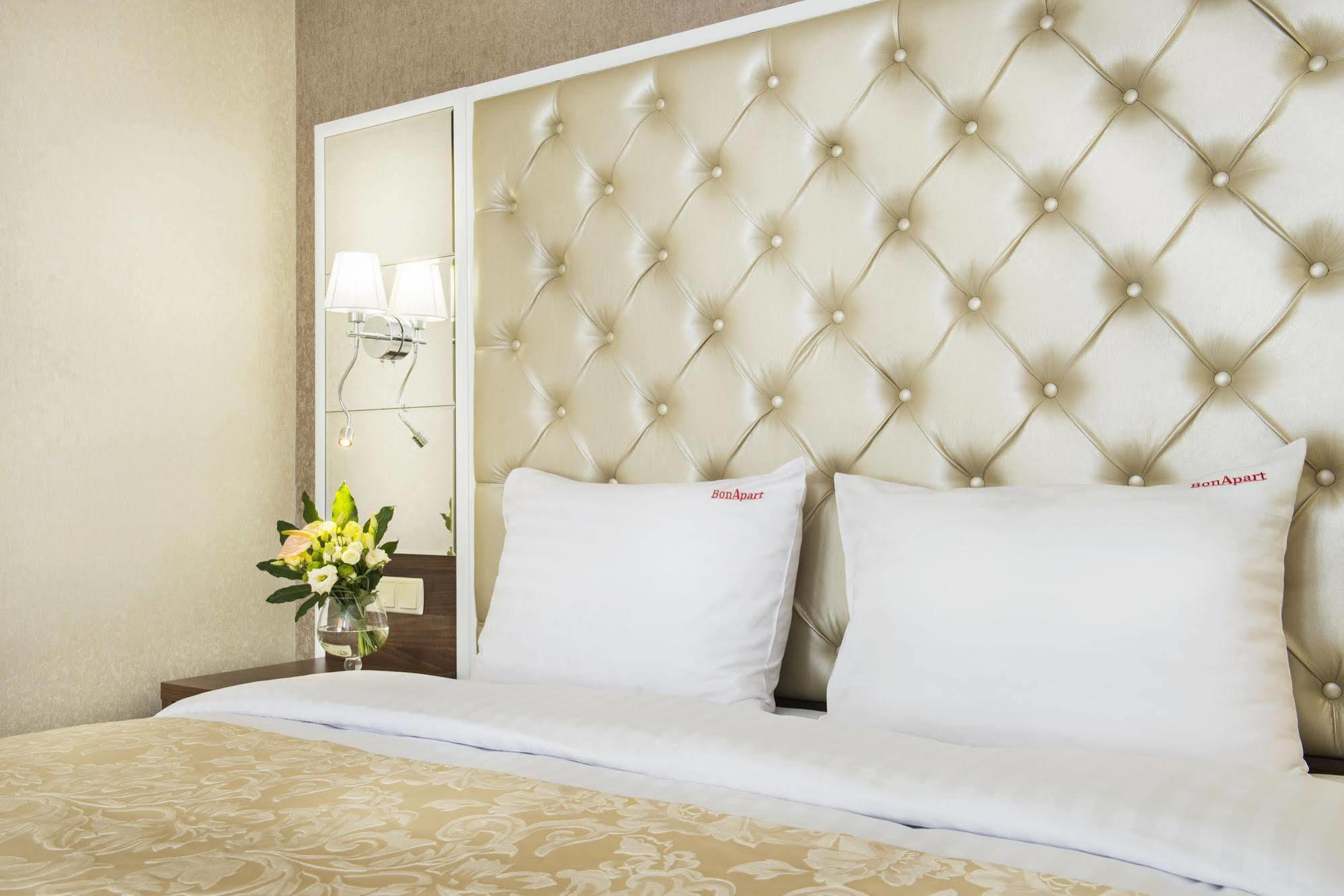 Bonapart Hotel By Uhm Kyiv Exterior photo