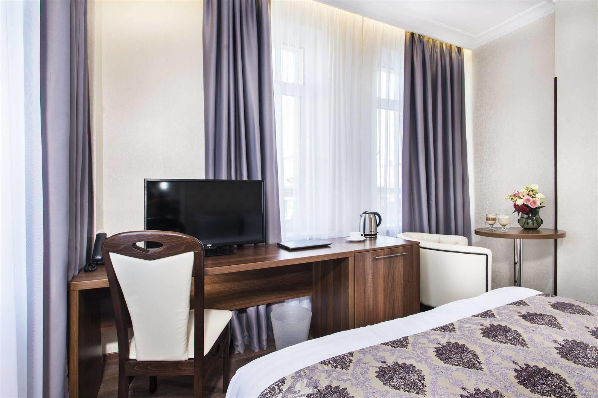 Bonapart Hotel By Uhm Kyiv Exterior photo