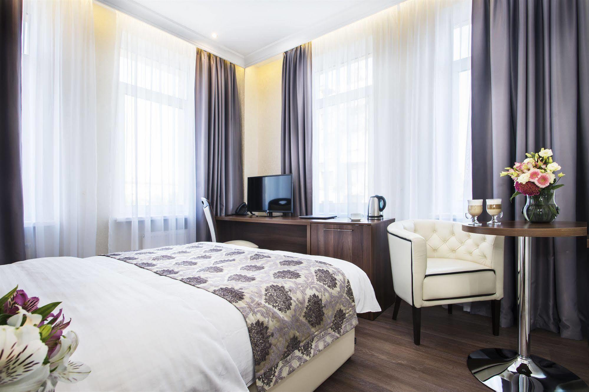 Bonapart Hotel By Uhm Kyiv Exterior photo