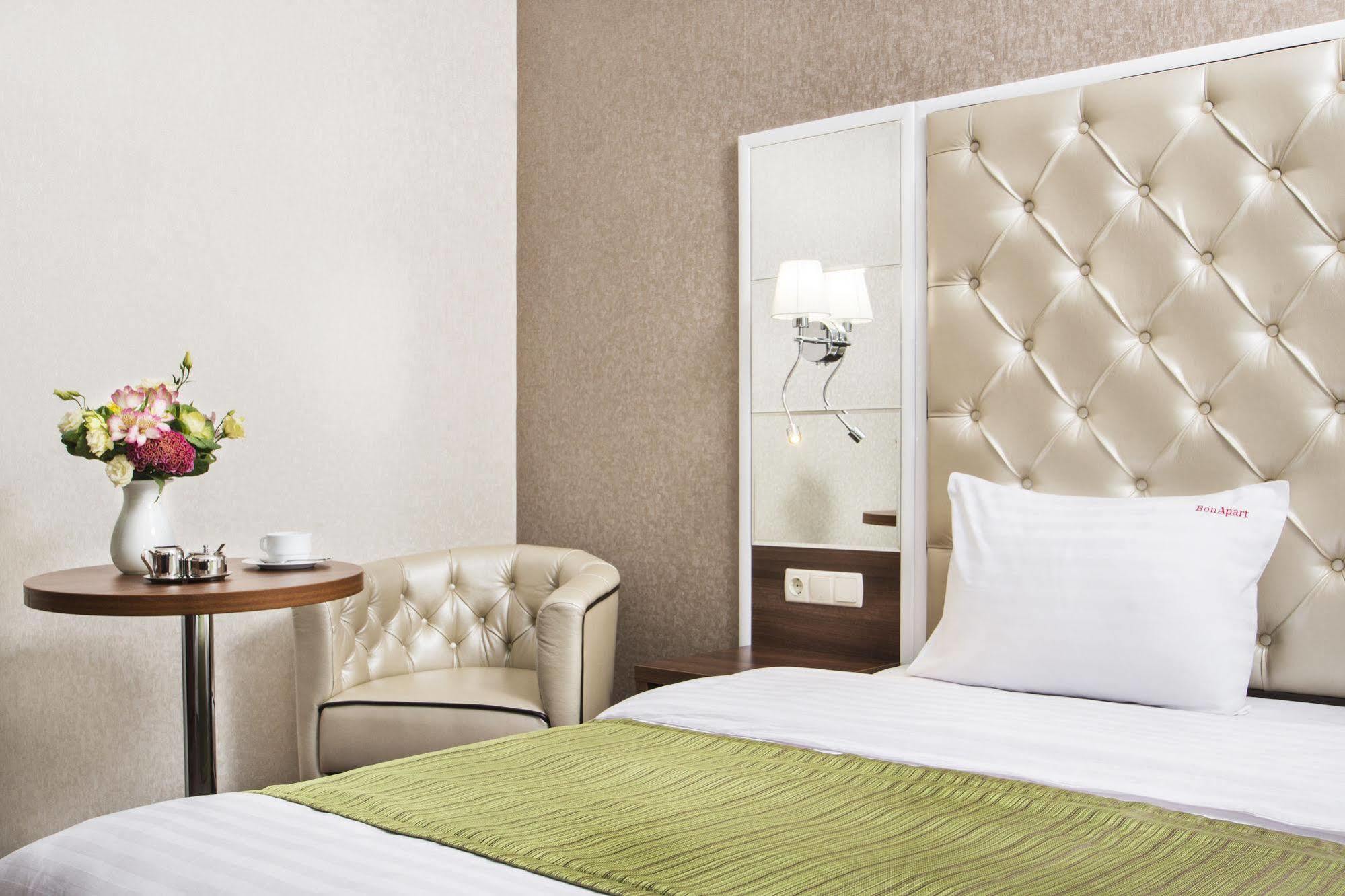 Bonapart Hotel By Uhm Kyiv Exterior photo