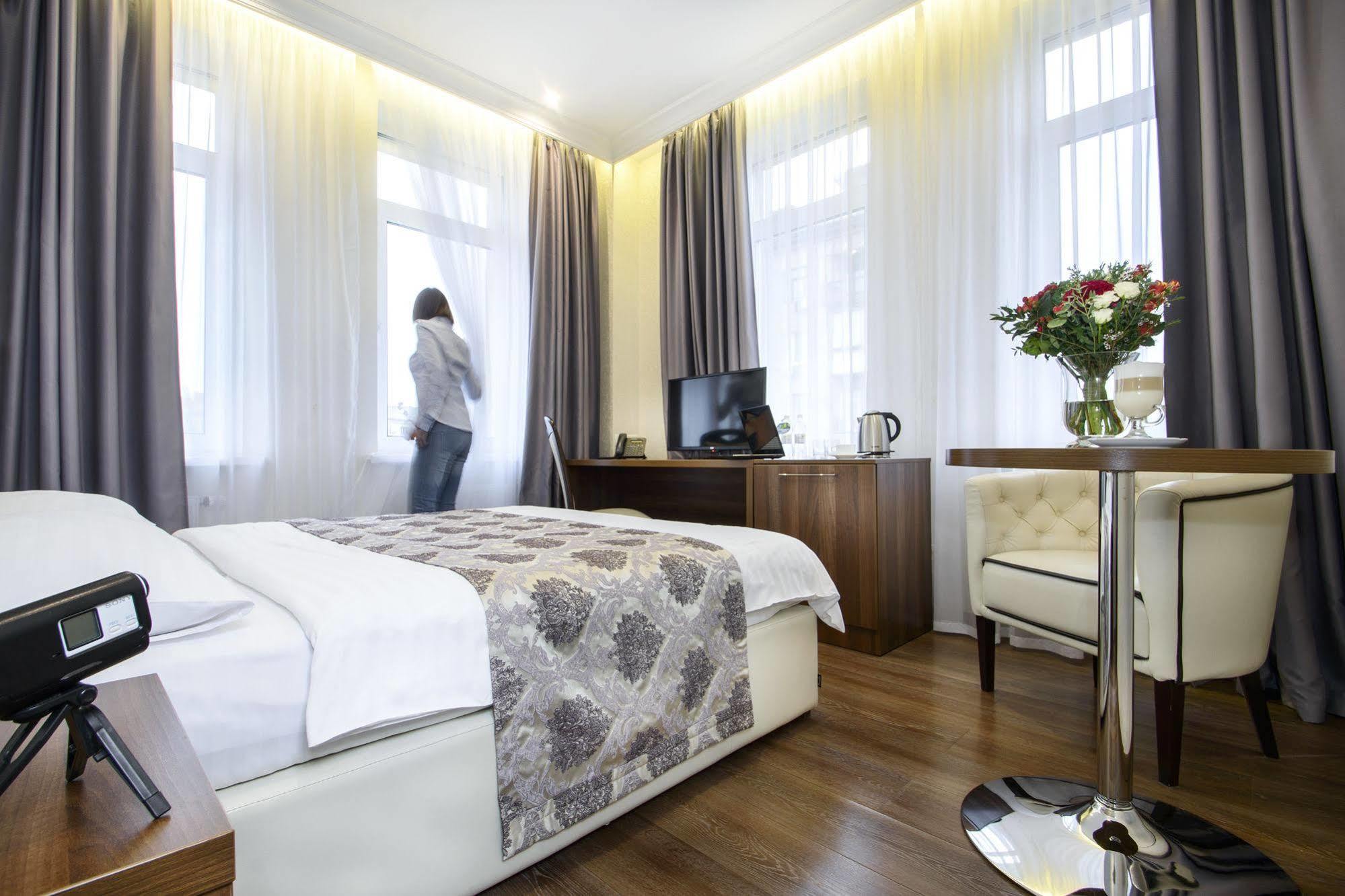Bonapart Hotel By Uhm Kyiv Exterior photo