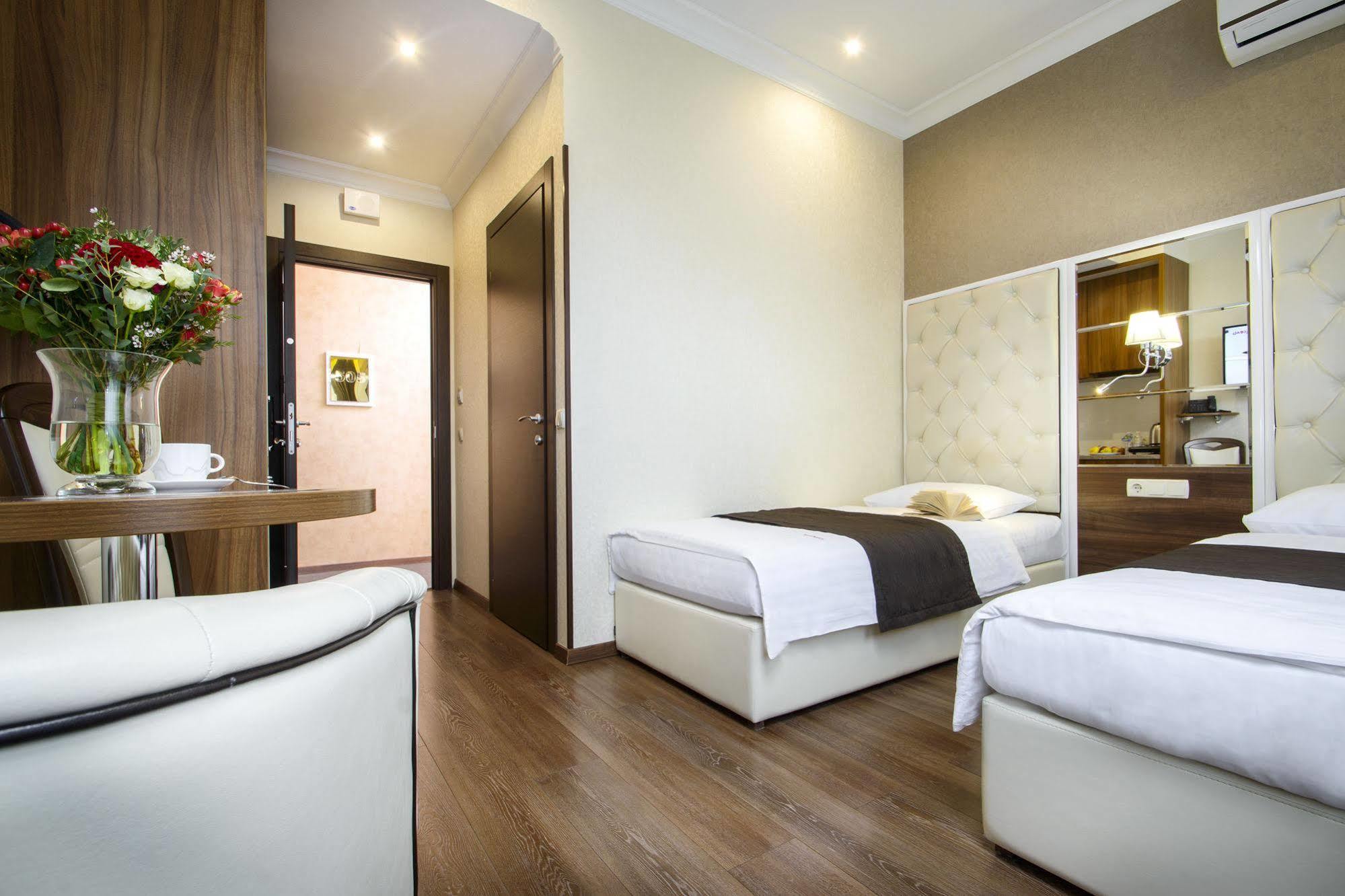 Bonapart Hotel By Uhm Kyiv Exterior photo