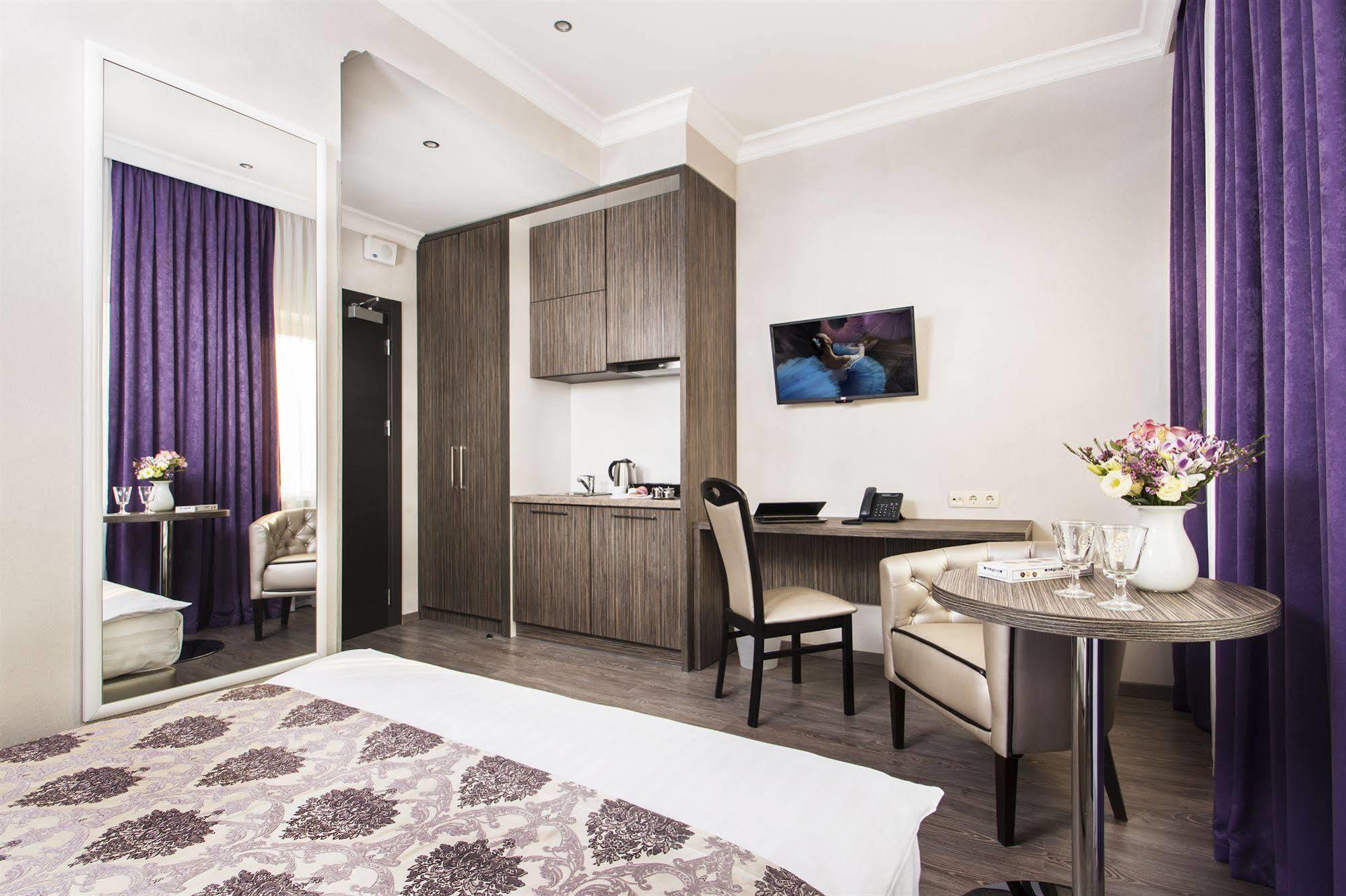 Bonapart Hotel By Uhm Kyiv Exterior photo