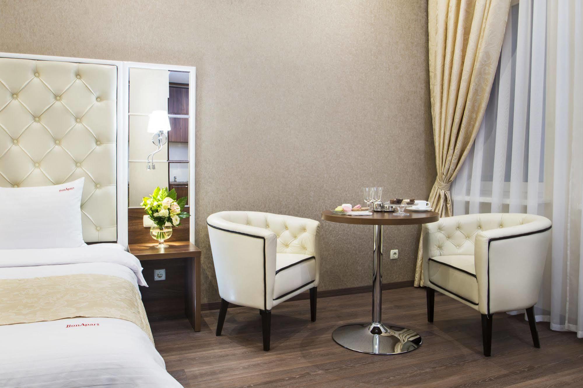 Bonapart Hotel By Uhm Kyiv Exterior photo