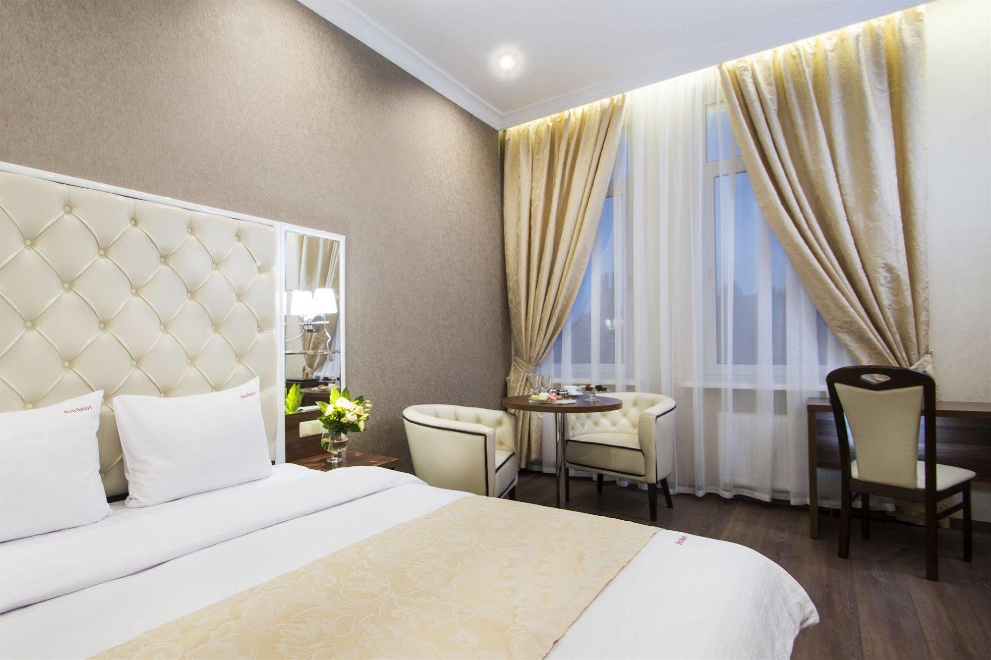 Bonapart Hotel By Uhm Kyiv Exterior photo