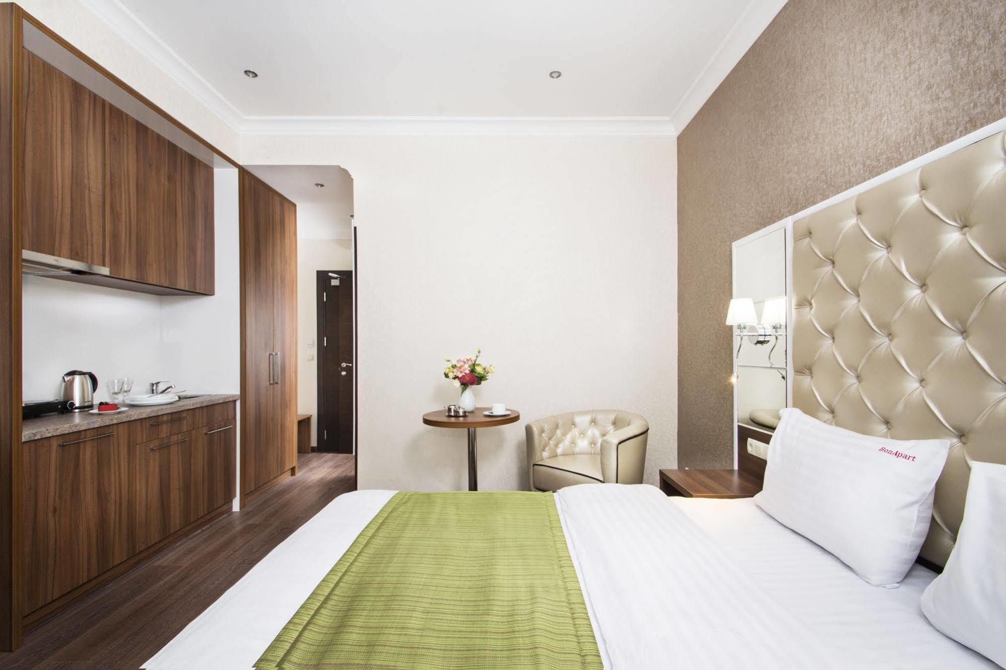 Bonapart Hotel By Uhm Kyiv Exterior photo