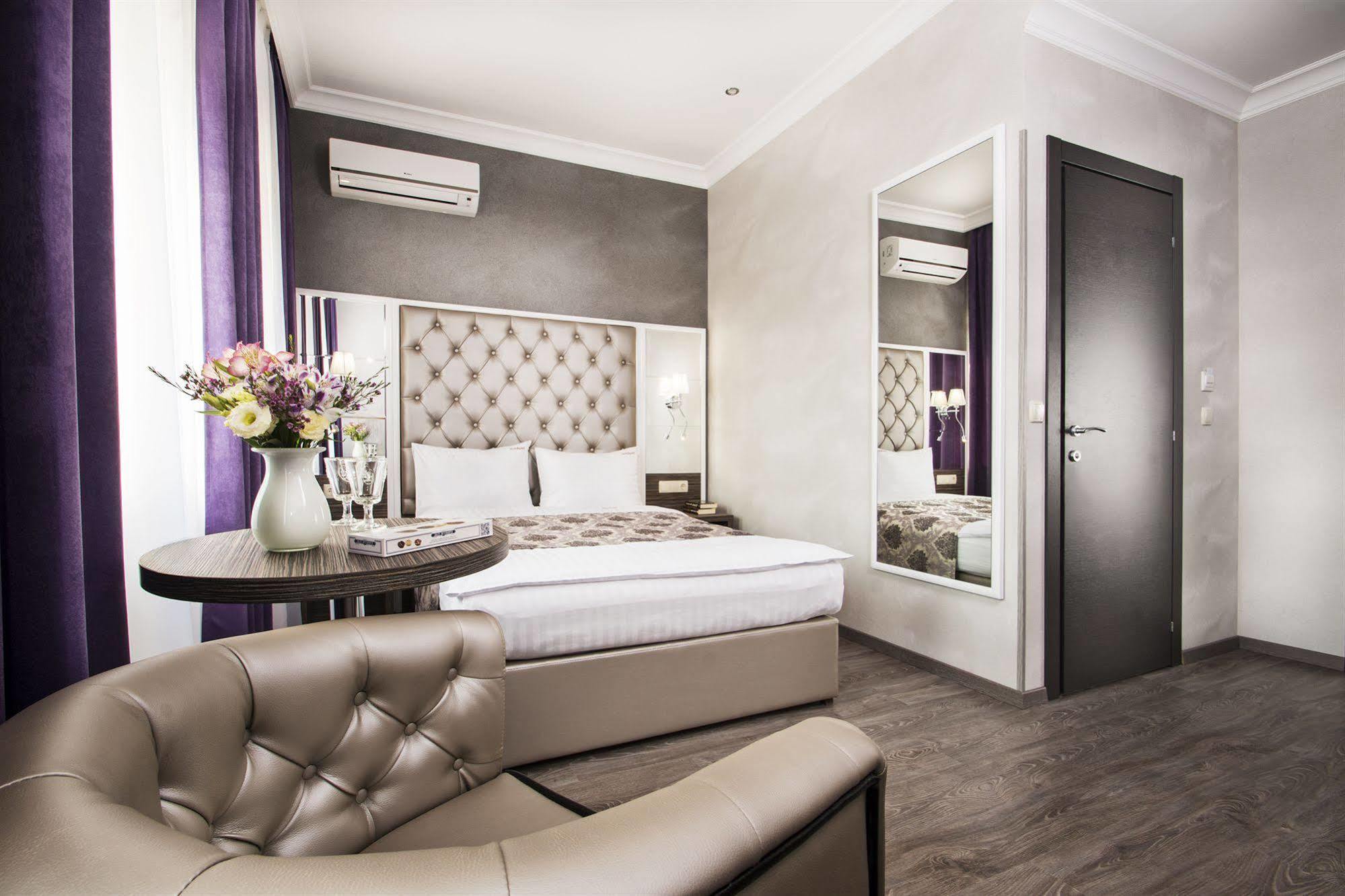 Bonapart Hotel By Uhm Kyiv Exterior photo